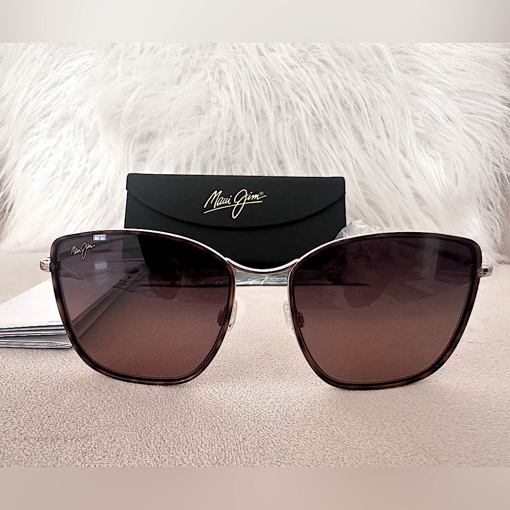 Maui Jim Toger Lily Brand New
Frame: Dark Tortoise with Gold
Lens: HCL® Bronze